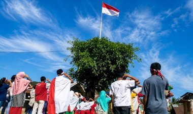 Kemerdekaan dalam Selimut Ketidakpastian, Upacara di Bumi Flores yang Masih Bergetar