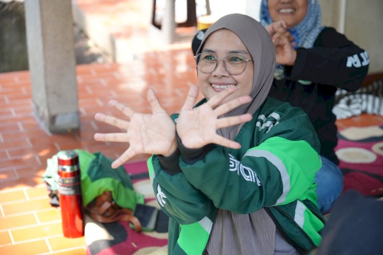 Ia Mengantar Penumpang, Lalu Mengantar Hati Sahabat Tuli kepada Al-Qur’an