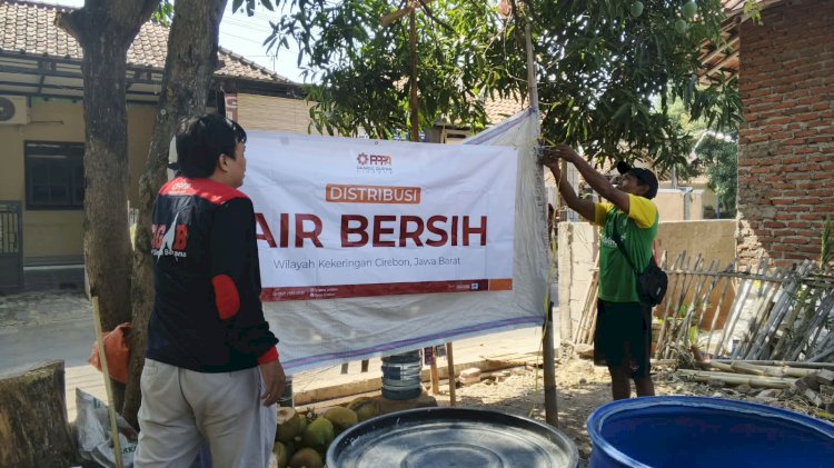 Berminggu-minggu Kesulitan Air, 320 Warga Cirebon Kini Terima Bantuan Air Bersih
