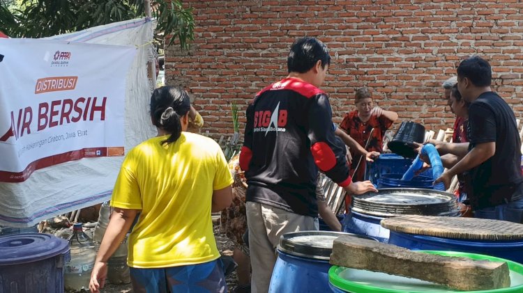 Berminggu-minggu Kesulitan Air, 320 Warga Cirebon Kini Terima Bantuan Air Bersih