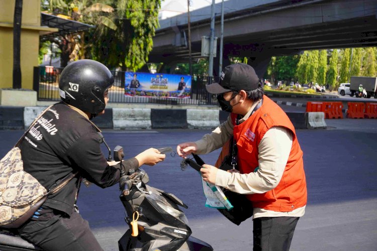 Peduli Dampak Karhutla, Laznas PPPA Daarul Qur’an Sulsel Bagikan 2.000 Masker untuk Warga Makassar