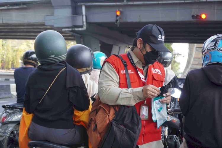 Peduli Dampak Karhutla, Laznas PPPA Daarul Qur’an Sulsel Bagikan 2.000 Masker untuk Warga Makassar