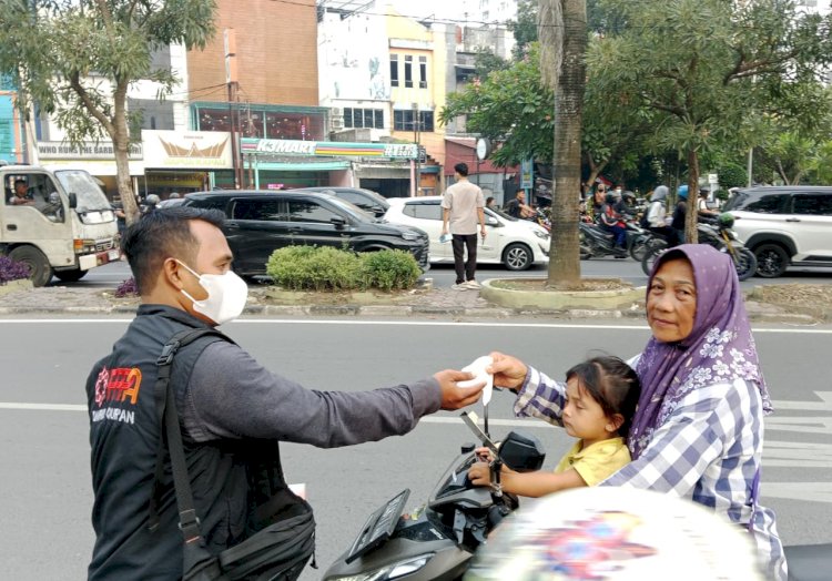 Gelar Aksi Sejuta Masker, PPPA Daarul Qur'an Medan Bersama FOZ Sumut Bagikan Masker Gratis Kepada Pengguna Jalan Di Medan