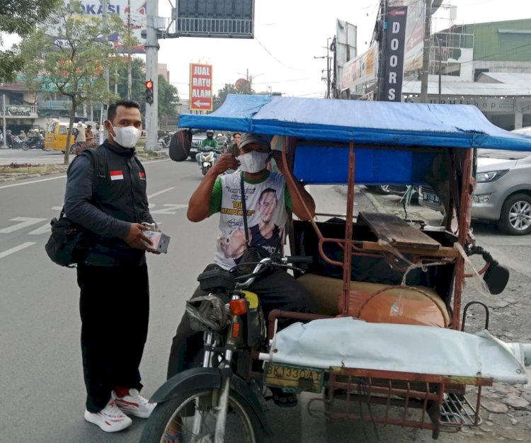Gelar Aksi Sejuta Masker, PPPA Daarul Qur'an Medan Bersama FOZ Sumut Bagikan Masker Gratis Kepada Pengguna Jalan Di Medan