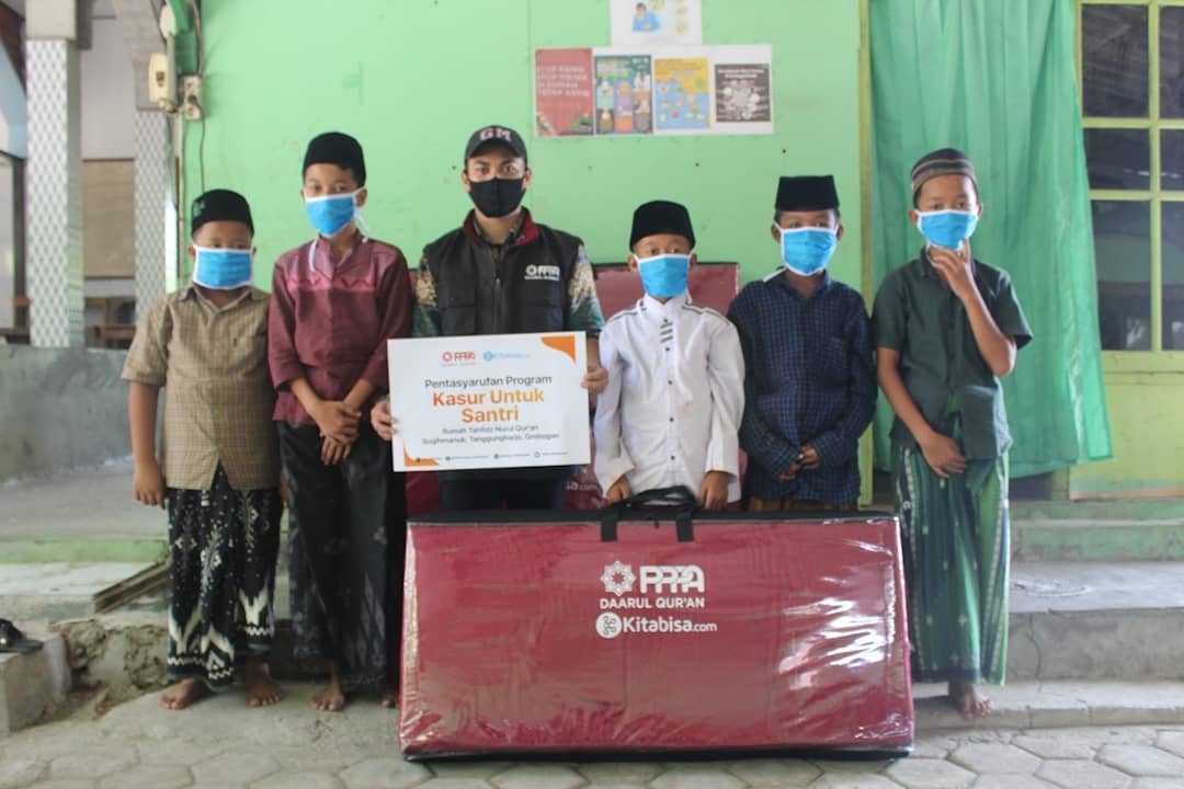 PPPA Daarul Qur'an Semarang Bagikan Kasur Baru Untuk Santri di Purwodadi
