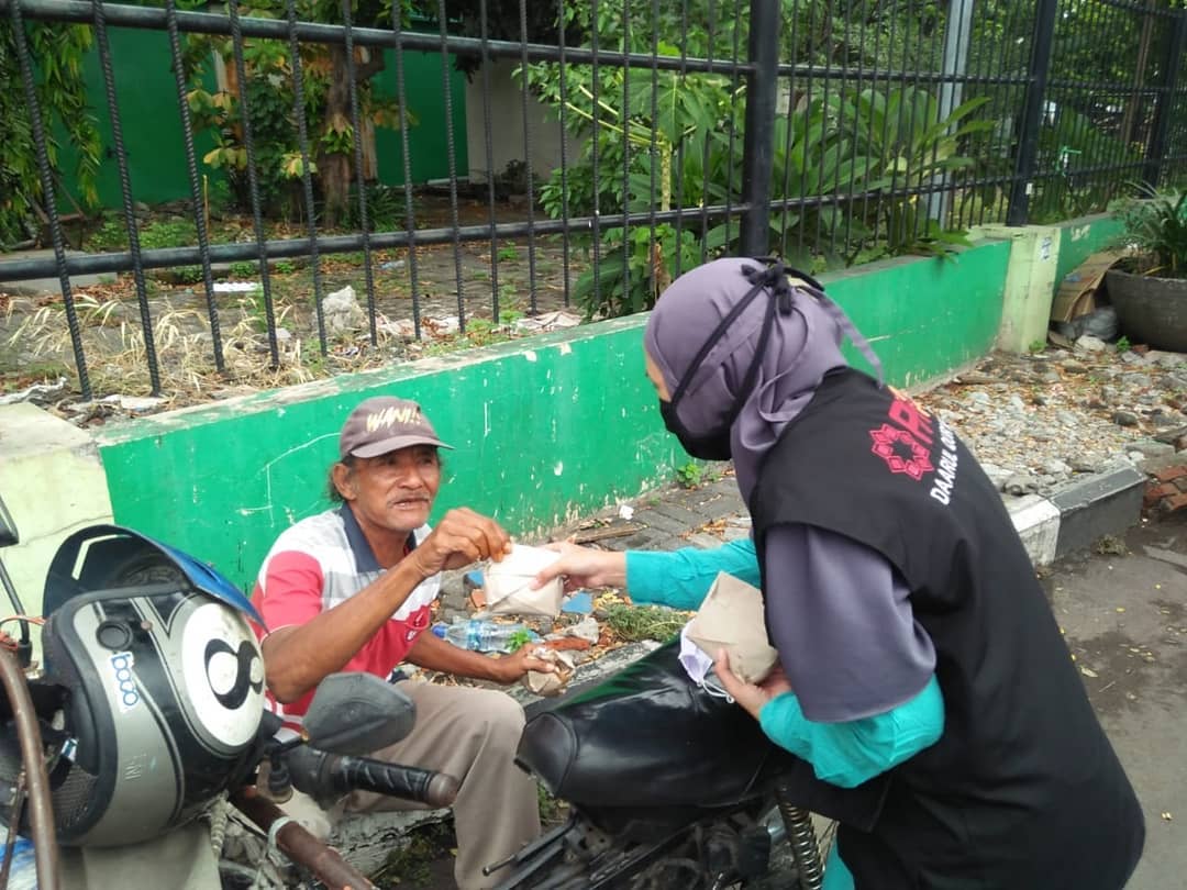 Aksi PPPA Daarul Qur'an Surabaya Berbagi Makanan Gratis
