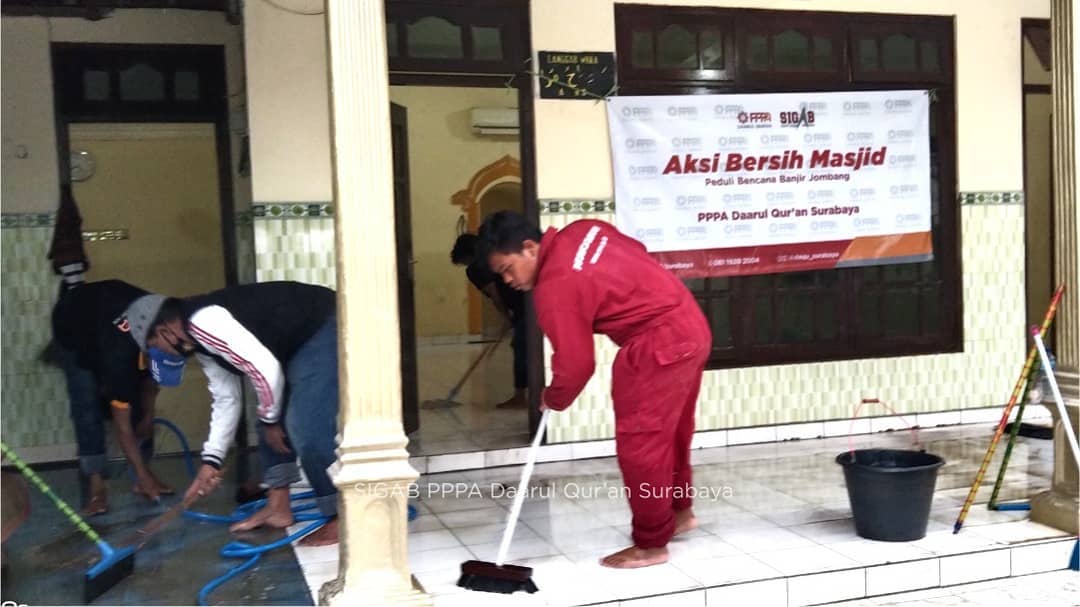 PPPA Daarul Qur'an Surabaya Terjunkan Sigab dan Kasih ke Lokasi Banjir di Desa Gondangmanis