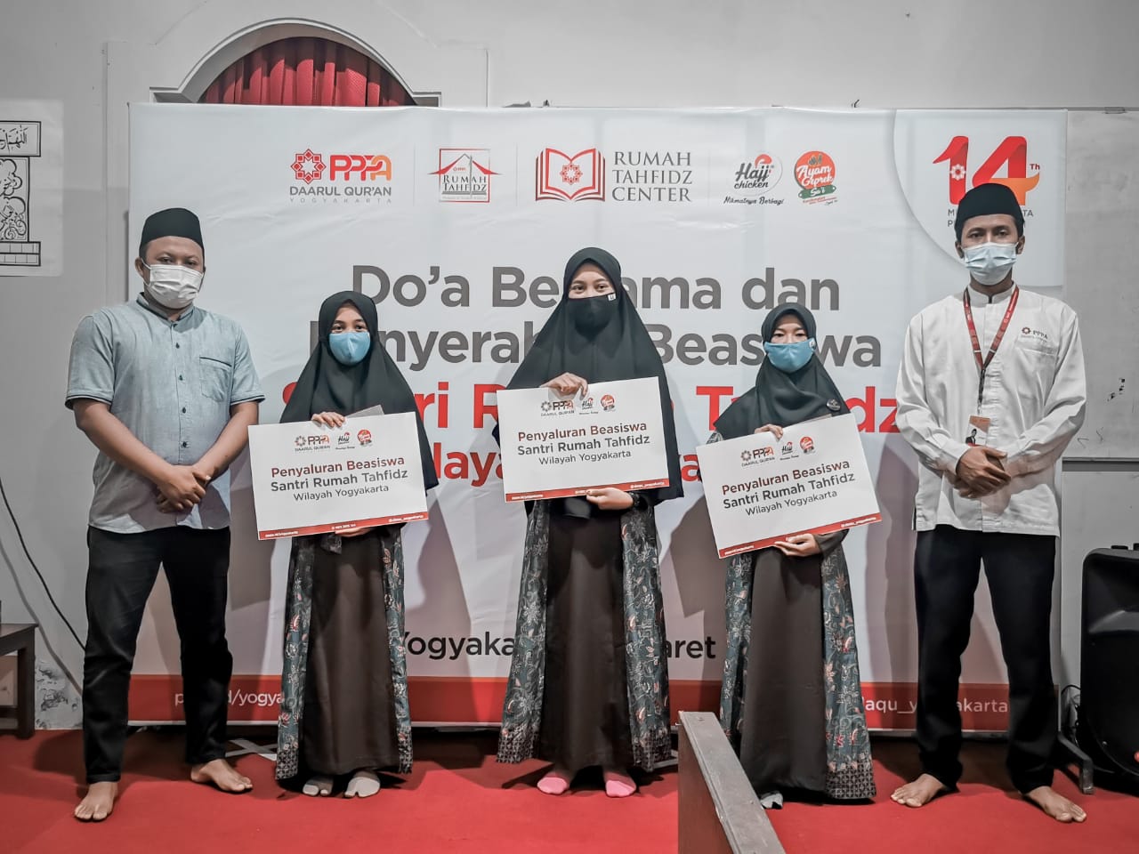 Spesial Milad ke-14, PPPA Daarul Qurâ€™an Yogyakarta Gelar Doa Bersama dan Penyerahan Beasiswa Santri