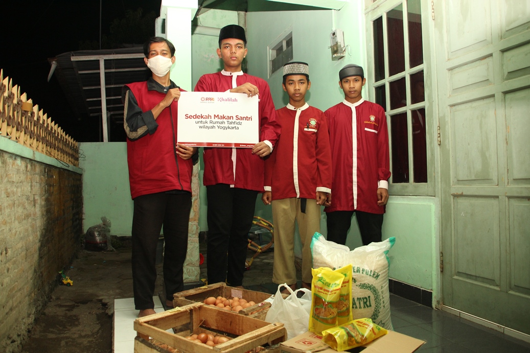 Dukungan Khalilah Hijab untuk Program Sedekah Makan Santri PPPA Daarul Qurâ€™an Yogyakarta