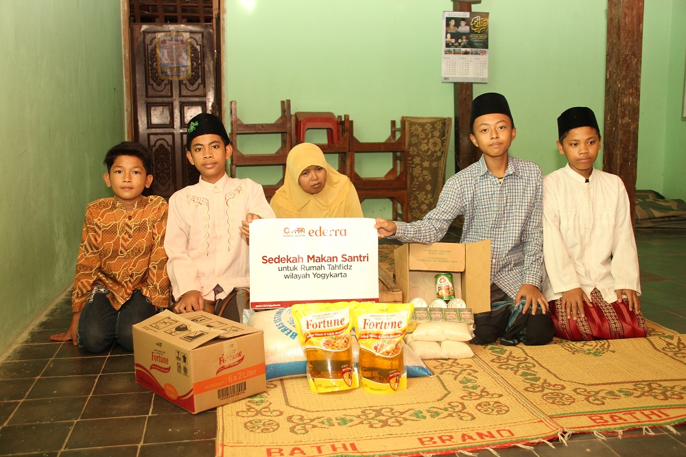Bersama Ederra Indonesia, Makmurkan Para Pejuang Al-Qurâ€™an dengan Sedekah Makan Santri