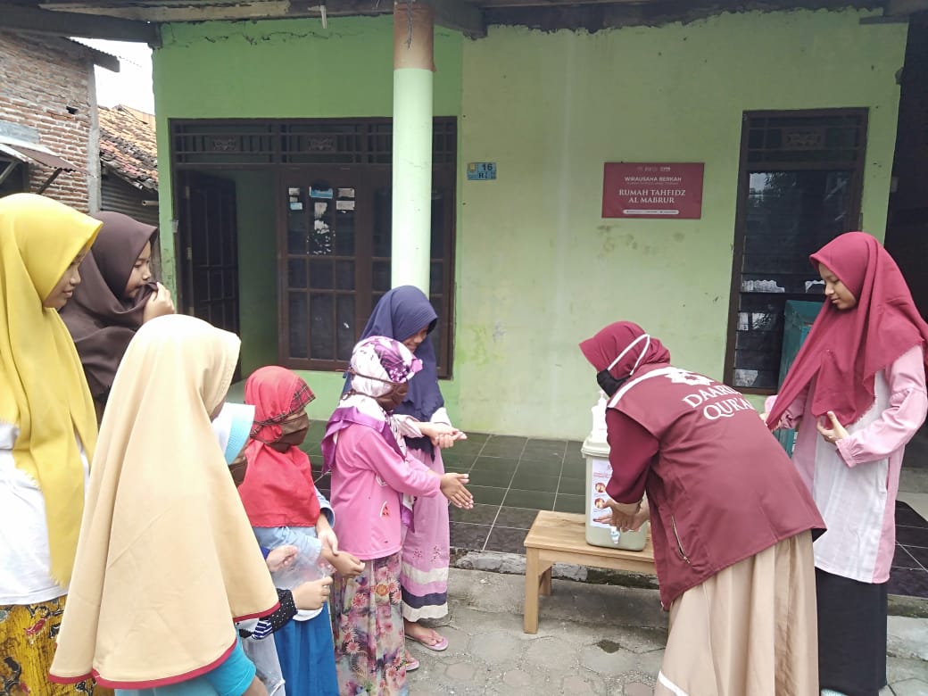 Edukasi Hidup Bersih Bersama Santri Rumah Tahfidz