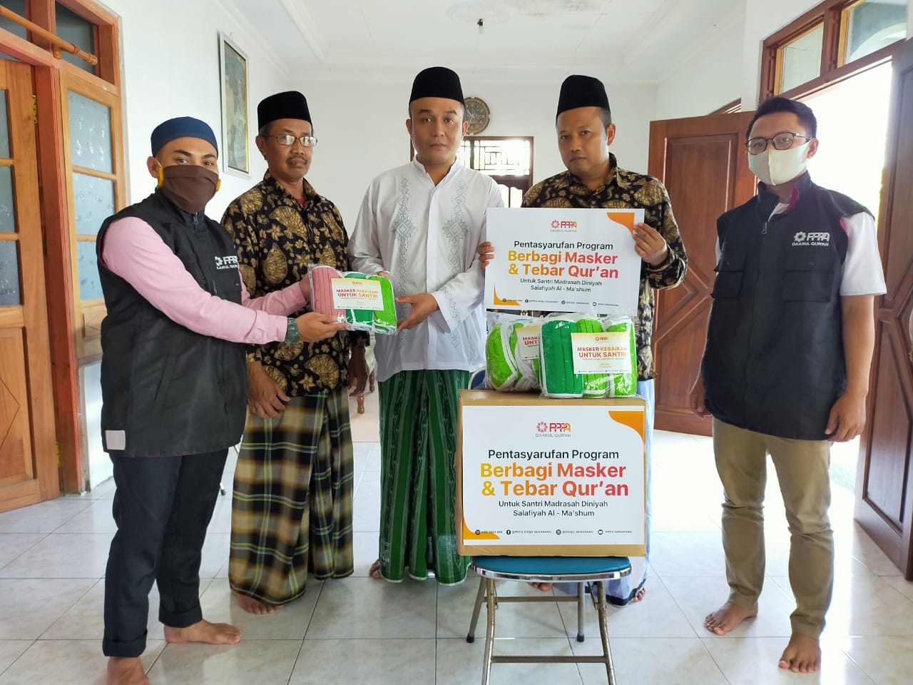 Berbagi Al-Qur'an dan Masker untuk Santri Madrasah Diniyah di Magelang