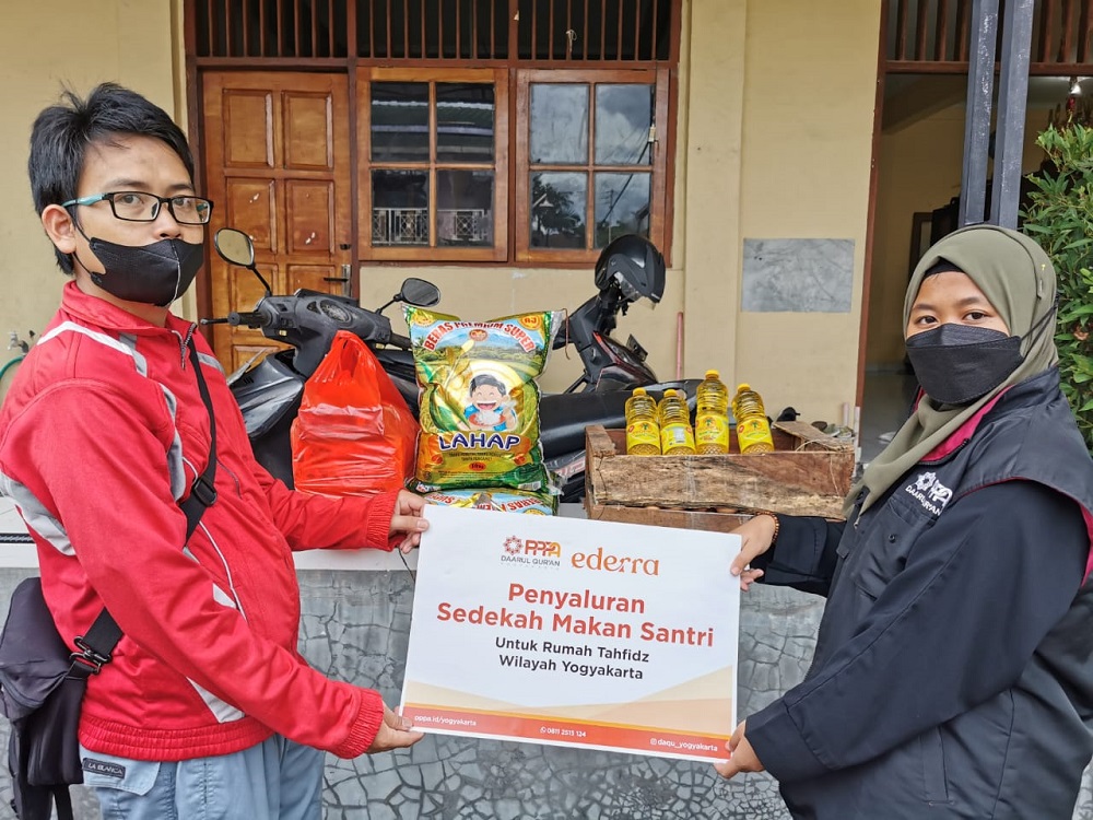Bersama Ederra Indonesia, PPPA Daarul Qur'an Yogyakarta Salurkan Sedekah Makan Santri