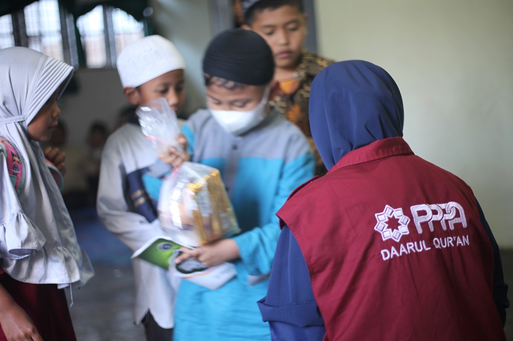 Berbagi Hidangan Jum'at untuk Santri Rumah TahfidzÂ