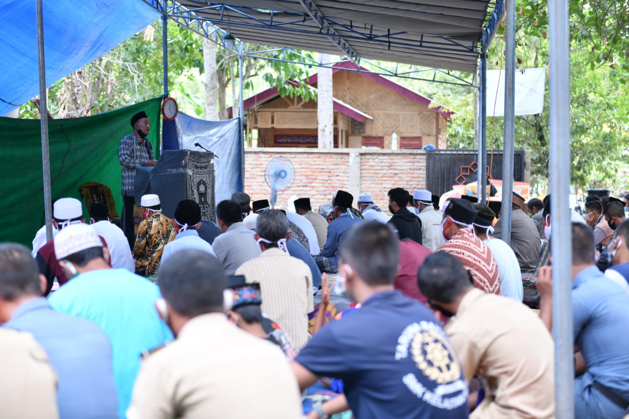 Warga Kampung Qur'an Dasan Lekong Sholat Jum'at di Masjid Darurat dan Pakai Mimbar Kardus