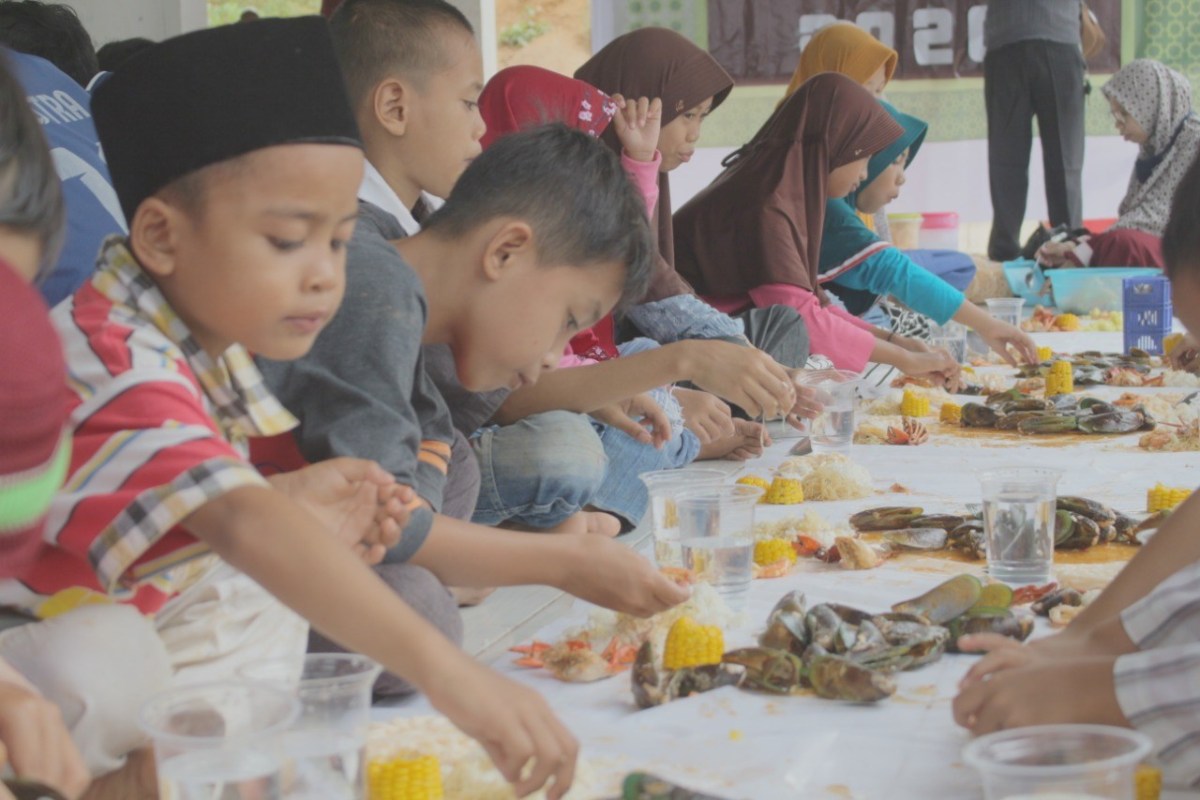 Hari Santri Nasional, PPPA Daarul Qur'an Palembang Gandeng Donatur Berbagi Hidangan Seafood untuk Santri Penghafal Al-Qurâ€™an
