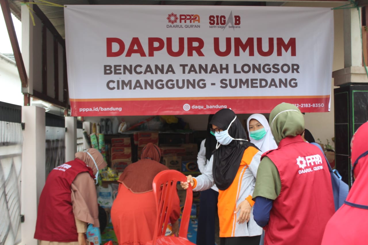 PPPA Daarul Qur'an Bandung Salurkan Bantuan untuk Warga Terdampak Longsor di Cimanggung