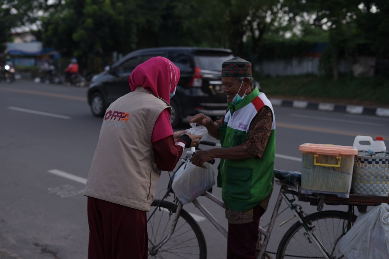 PPPA Daarul Qurâ€™an Palembang Rutin Bagikan Takjil Selama Ramadan