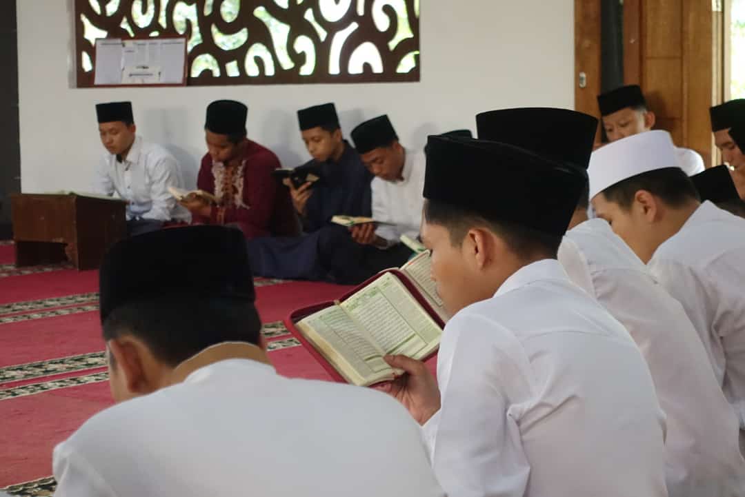 Khataman Qurâ€™an dan Do'a Bersama Santri Pesantren Tahfizh Daarul Qur'an Takhassus Cinagara