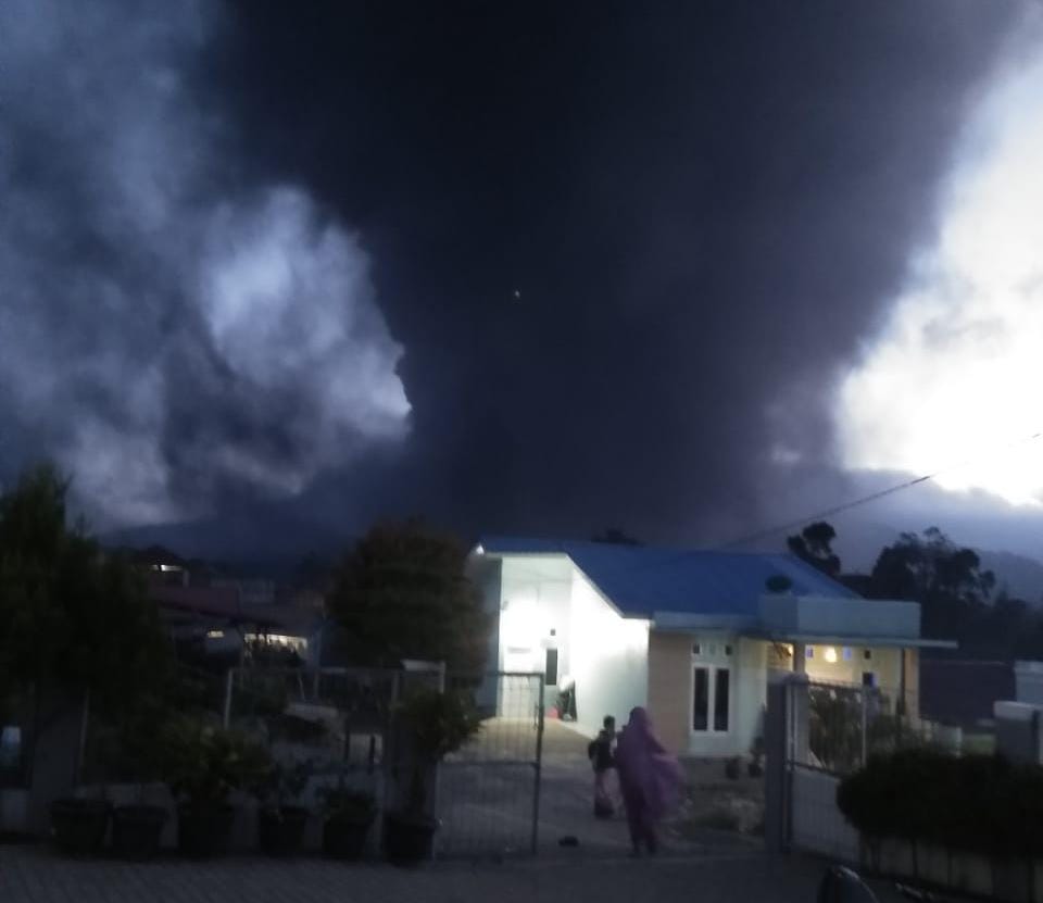 Ketika Penyaluran Qurban Disambut Erupsi Gunung Sinabung