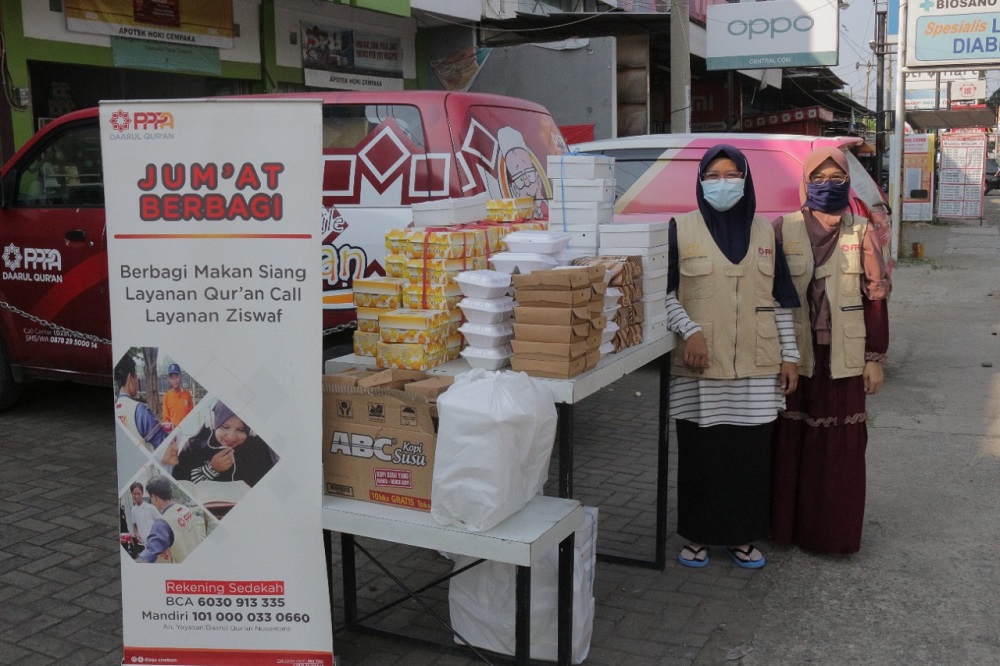 PPPA Daarul Qur'an Cirebon Berbagi Makanan untuk Pejuang Nafkah