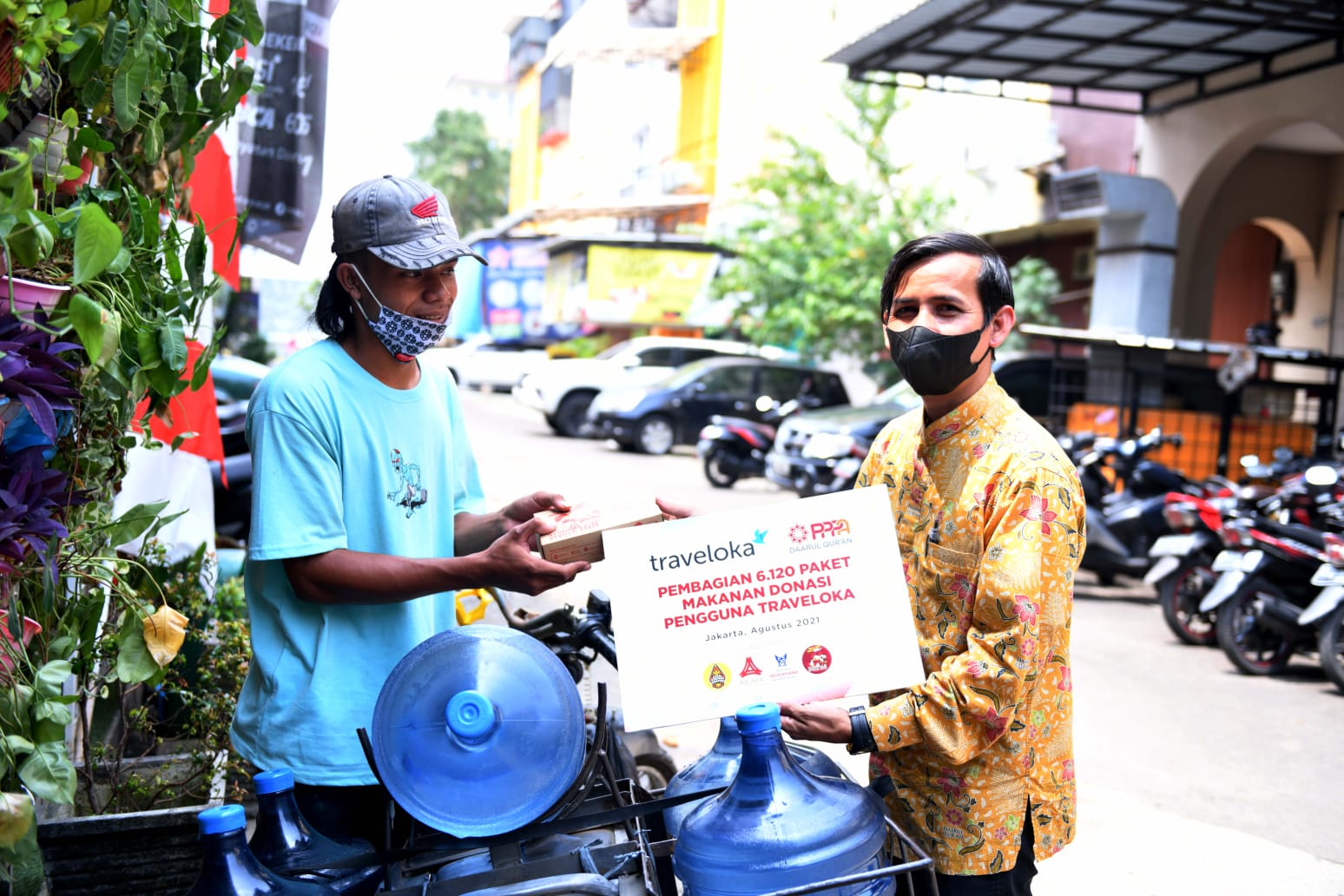 Traveloka dan PPPA Daarul Qur'an Bagikan Paket Makanan untuk Buruh dan Masyarakat