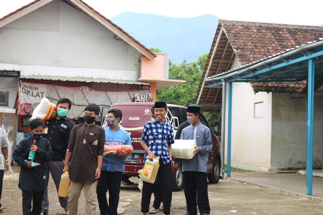 PPPA Daarul Qurâ€™an Cirebon Salurkan Bahan Pokok untuk Santri Rumah Tahfidz