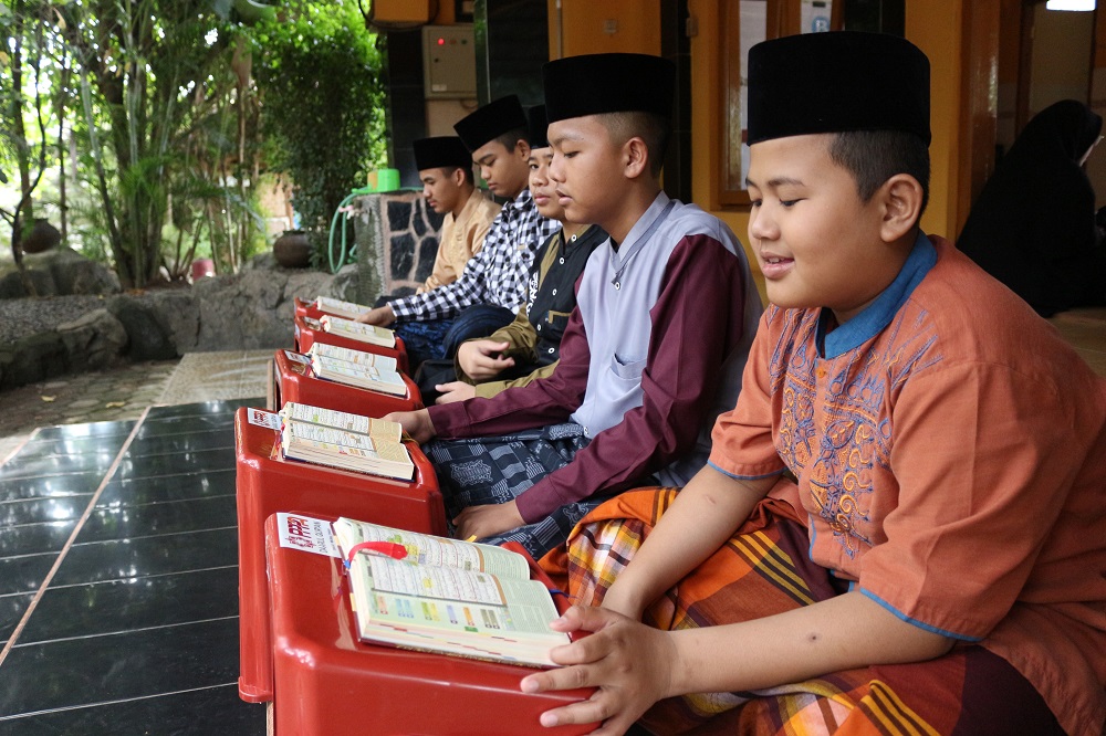 PPPA Daarul Qur'an Cirebon Salurkan Meja Belajar untuk Santri