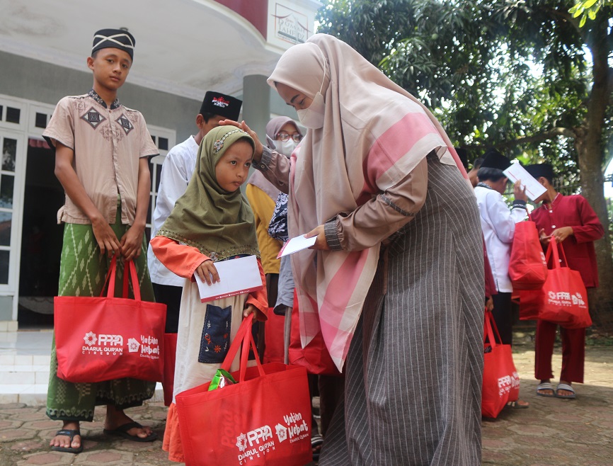 PPPA Daarul Quran Cirebon Salurkan Bingkisan untuk Santri YatimÂ 