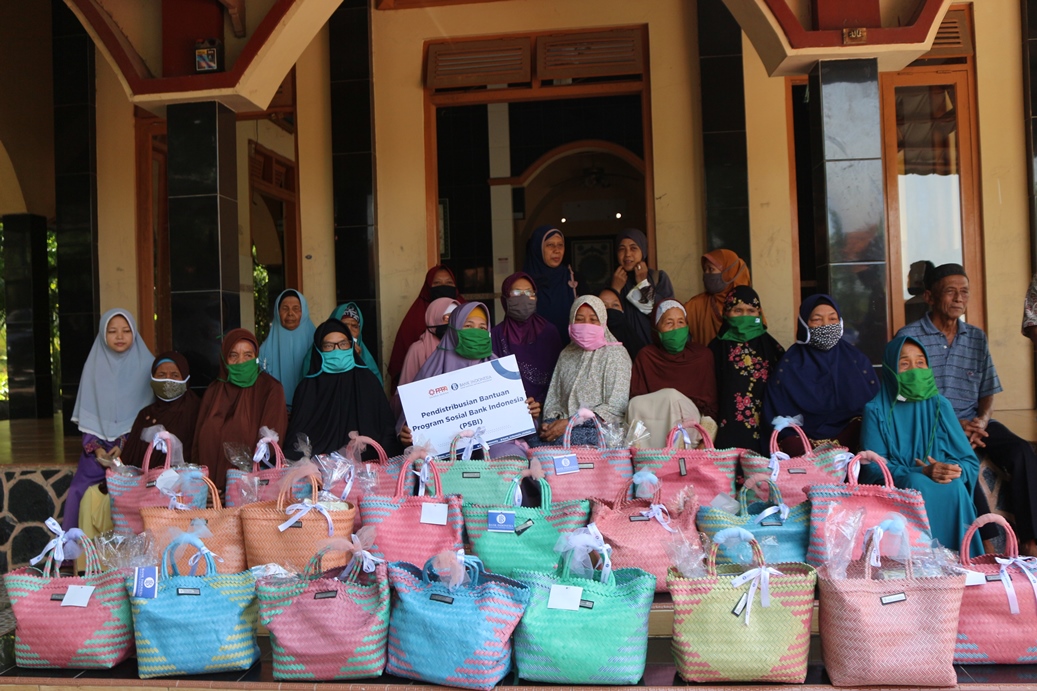 Bantuan Sembako untuk Warga Sekitar Rumah Tahfidz