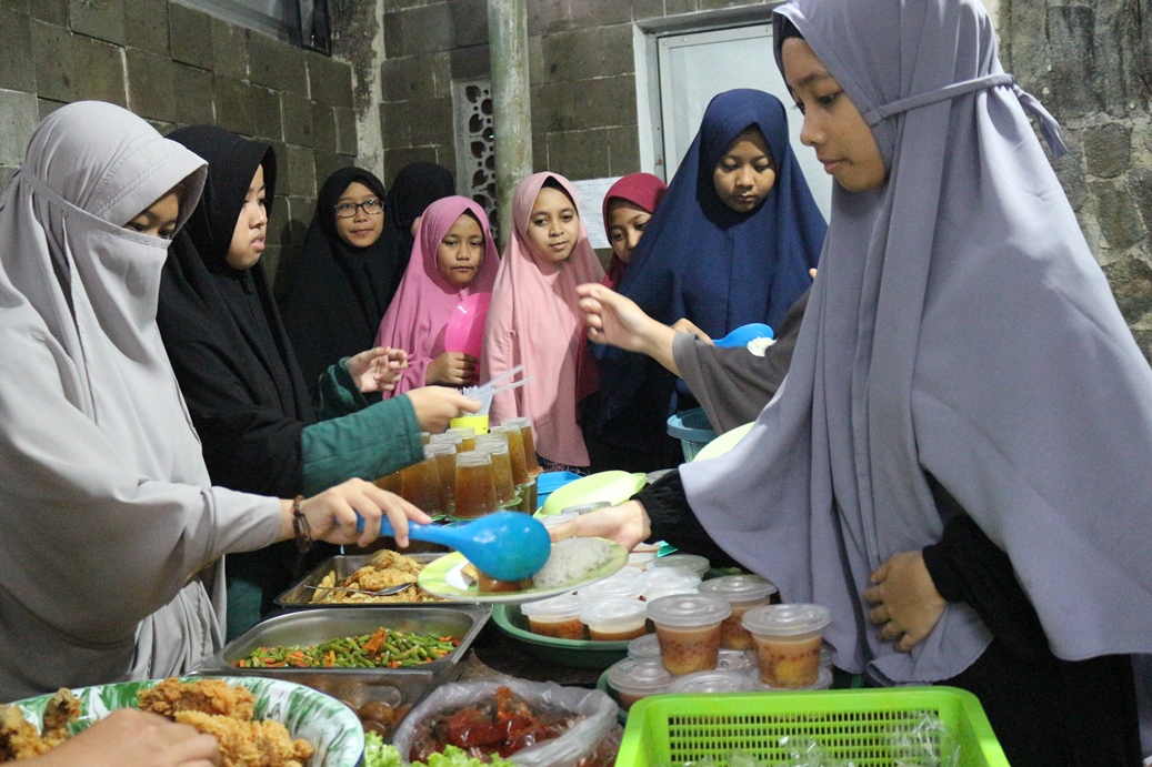 Bukber dan Khataman Santri Rumah Tahfidz Saung Balong Menyambut Hari Guru Nasional