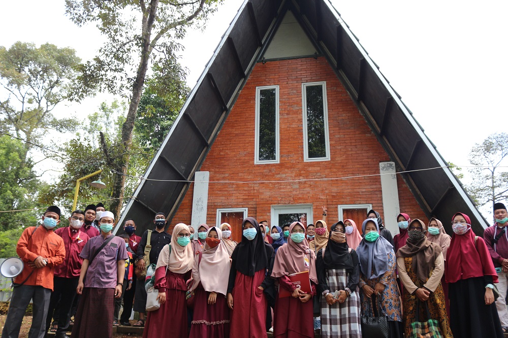 Sehari Bersama Santri, Donatur PPPA Daarul Qurâ€™an Cirebon Kunjungi Pesantren Tahfizh Daarul Mansur Wanayasa