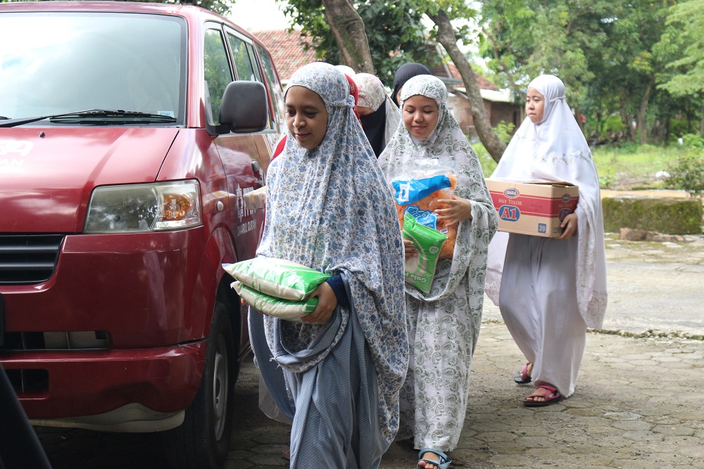 Distribusi Paket Sedekah Makan Santri ke Rumah Tahfidz Saung Balong