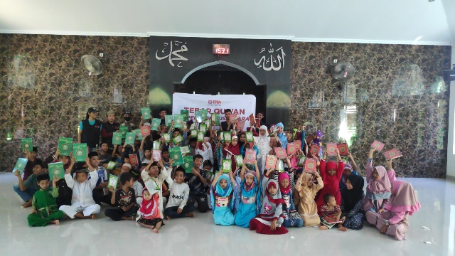 Kebahagiaan Anak-anak Pulau Lakkang Kala Mendapat Al-Qur'an Baru