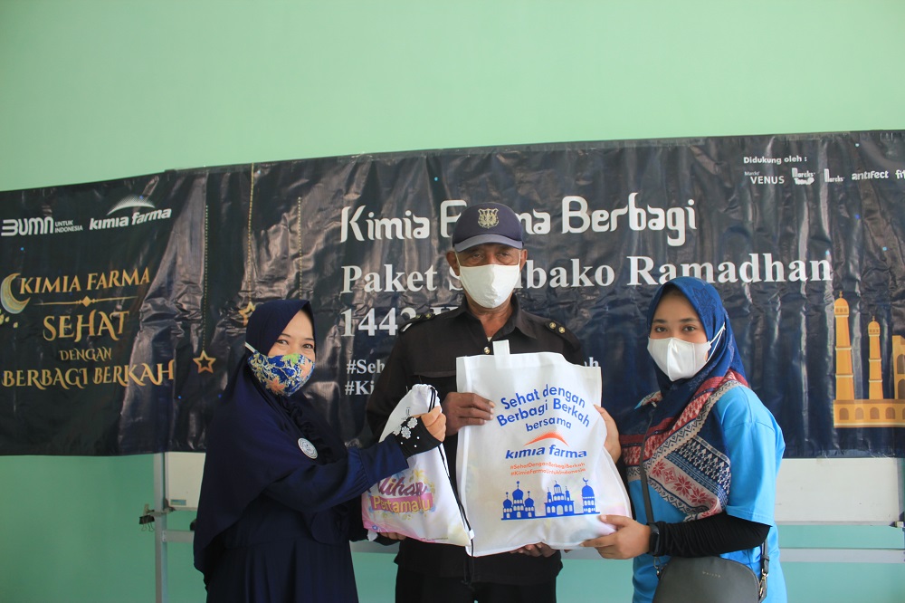 Paket Bingkisan Ramadan dan Cek Kesehatan Gratis untuk Lansia di Malang