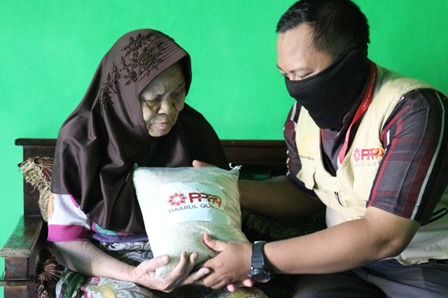 PPPA Daarul Qurâ€™an Cirebon Berbagi Beras untuk Dhuafa