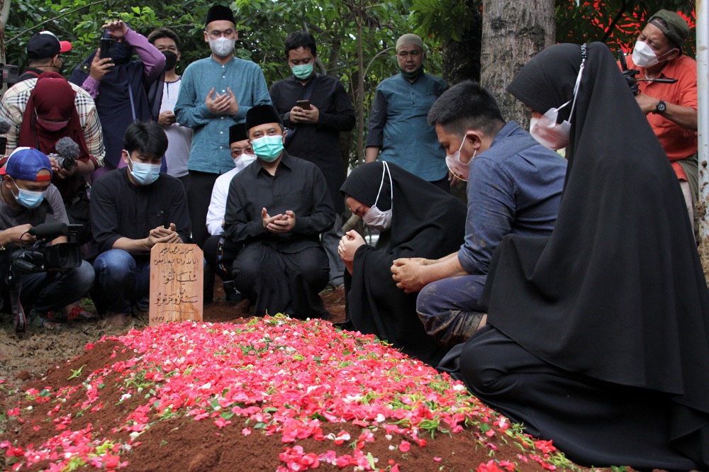 Ayah Oki Setiana Dewi Wafat, Jenazah Dimakamkan di Pesantren Tahfizh Daarul Qur'an
