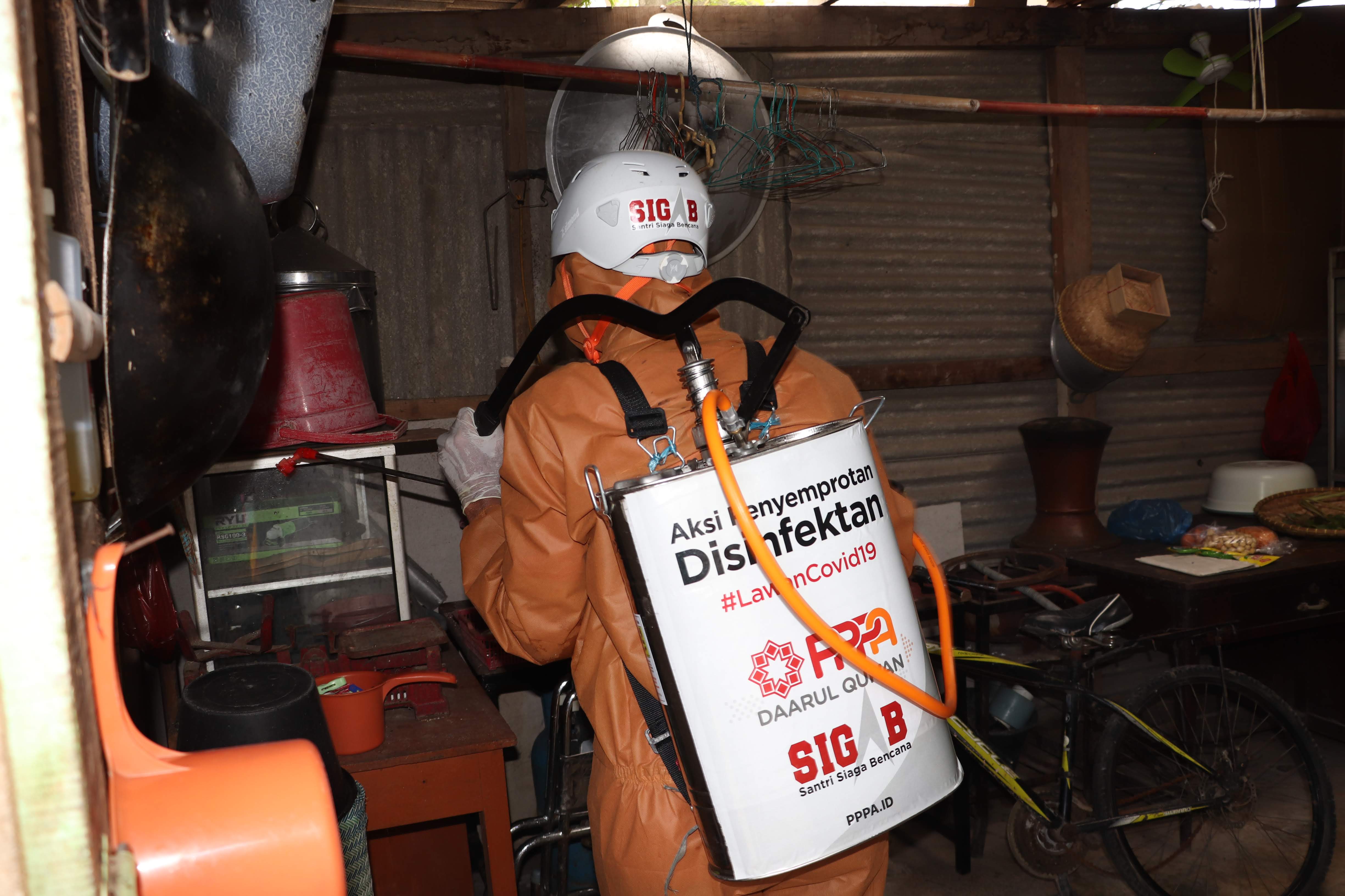 PPPA Daarul Qurâ€™an Semprot Disinfektan di Pemukiman Padat Penduduk