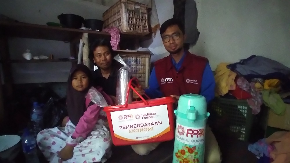 Bantuan Usaha untuk Pak Asep, Lelaki Asal Bandung yang Tinggal di Bekas Kandang Ayam