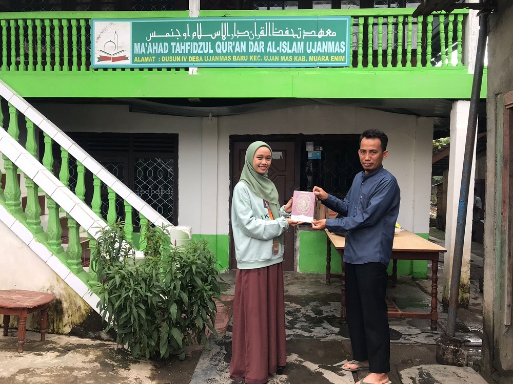PPPA Daarul Qur'an Palembang Tebar Al-Qur'an dan Iqro' untuk Santri di Muara Enim