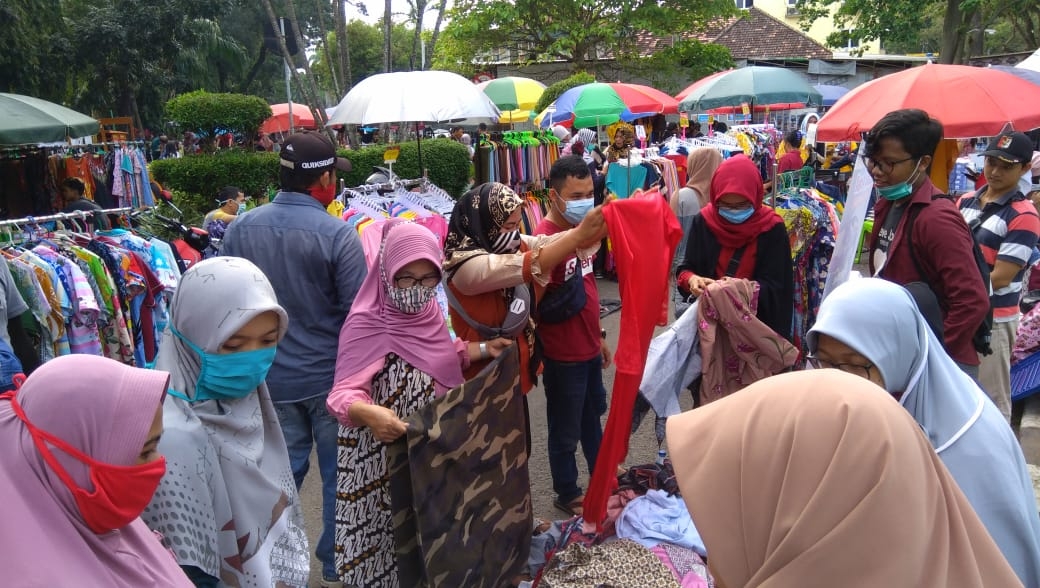 Masyarakat Serbu Bazar Amal Sahabat Daqu Palembang
