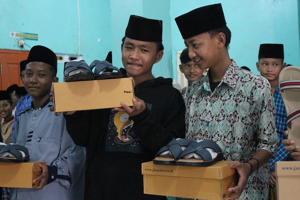 PPPA Daarul Qurâ€™an Cirebon Salurkan Sepatu-Sandal untuk Santri