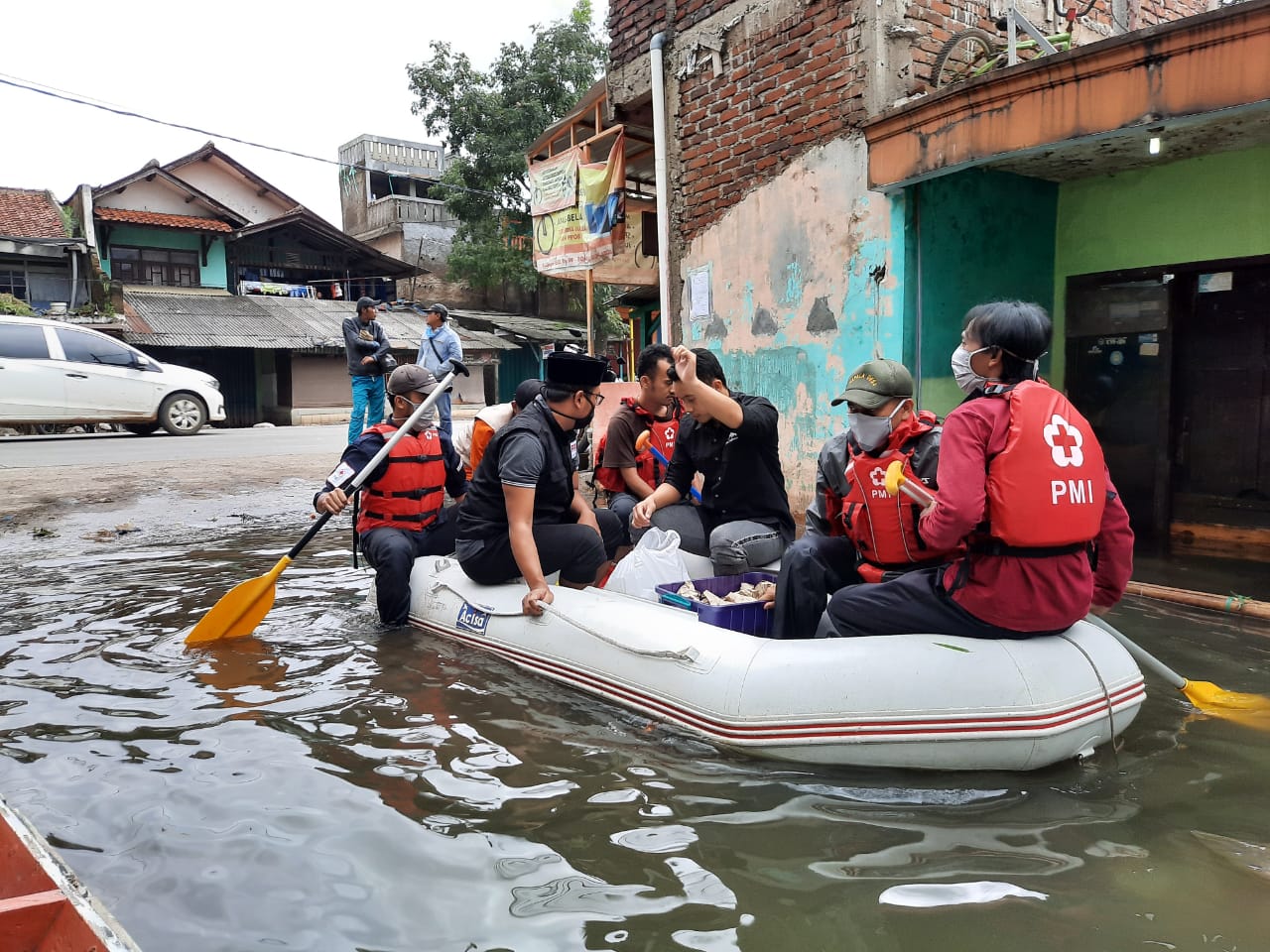 Bantuan untuk Warga Bojongsoang Yang Terkepung Banjir dan Wabah Covid-19