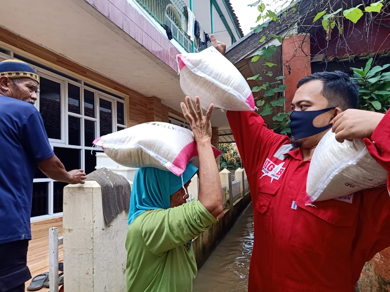 PPPA Daarul Qurâ€™an Salurkan Beras untuk Korban Banjir Baleendah di Tengah Pandemi