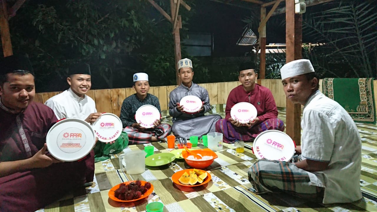 Buka Puasa Santri Penghafal Qur'an Rumah Tahfidz di Medan Johor