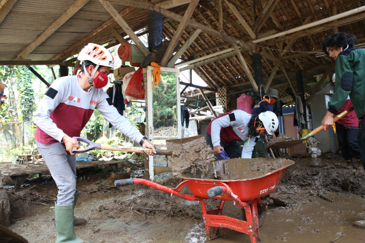 Tim Sigab PPPA Daarul Qur'an Bantu Korban Banjir Parung Kuda, Sukabumi
