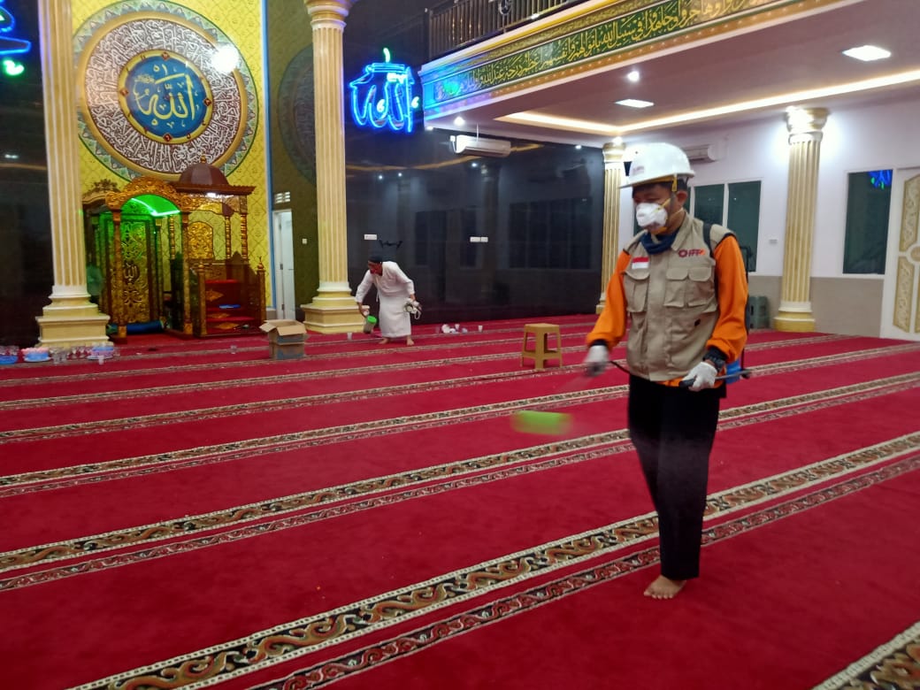 Tim Kasih PPPA DaaruL Qurâ€™an Palembang Bantu Sterilkan Lokasi Masjid Tabligh Akbar