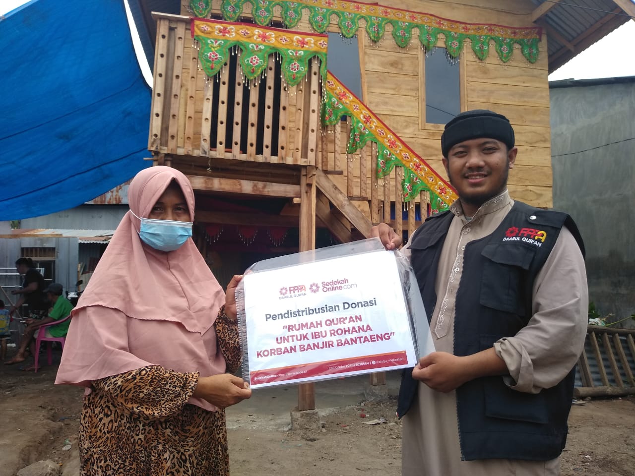 PPPA Daarul Qurâ€™an Makassar Bersama Sedekah Online Salurkan Bantuan untuk Ibu Rohana, Korban Banjir Bandang di Bantaeng