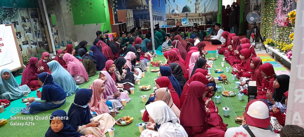 Peralatan Sekolah dan Menu Buka Puasa Bersama dari Para Donatur untuk Santri Rumah Tahfidz Daarul Hijrah