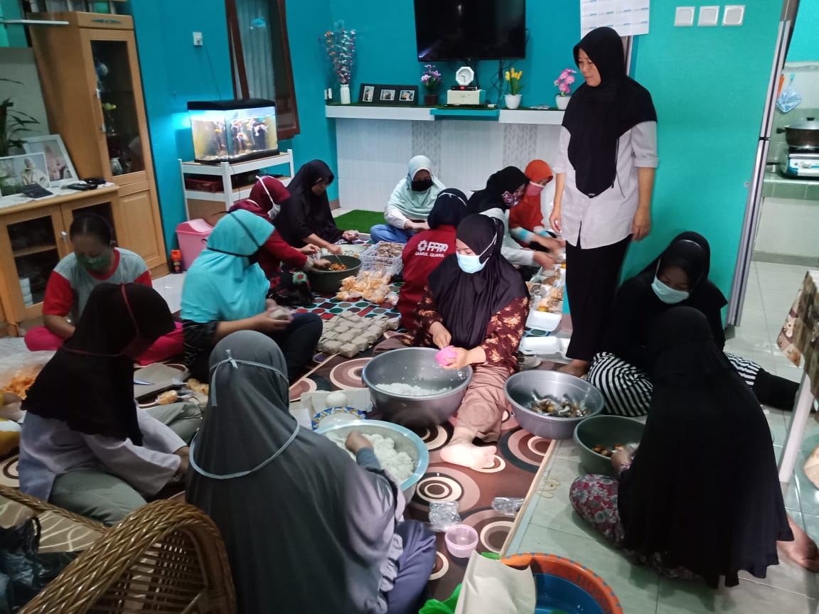 Dapur Umum Kolaborasi PPPA Daarul Qur'an Bandung dan Warga Penuhi Kebutuhan Makan 3 RW